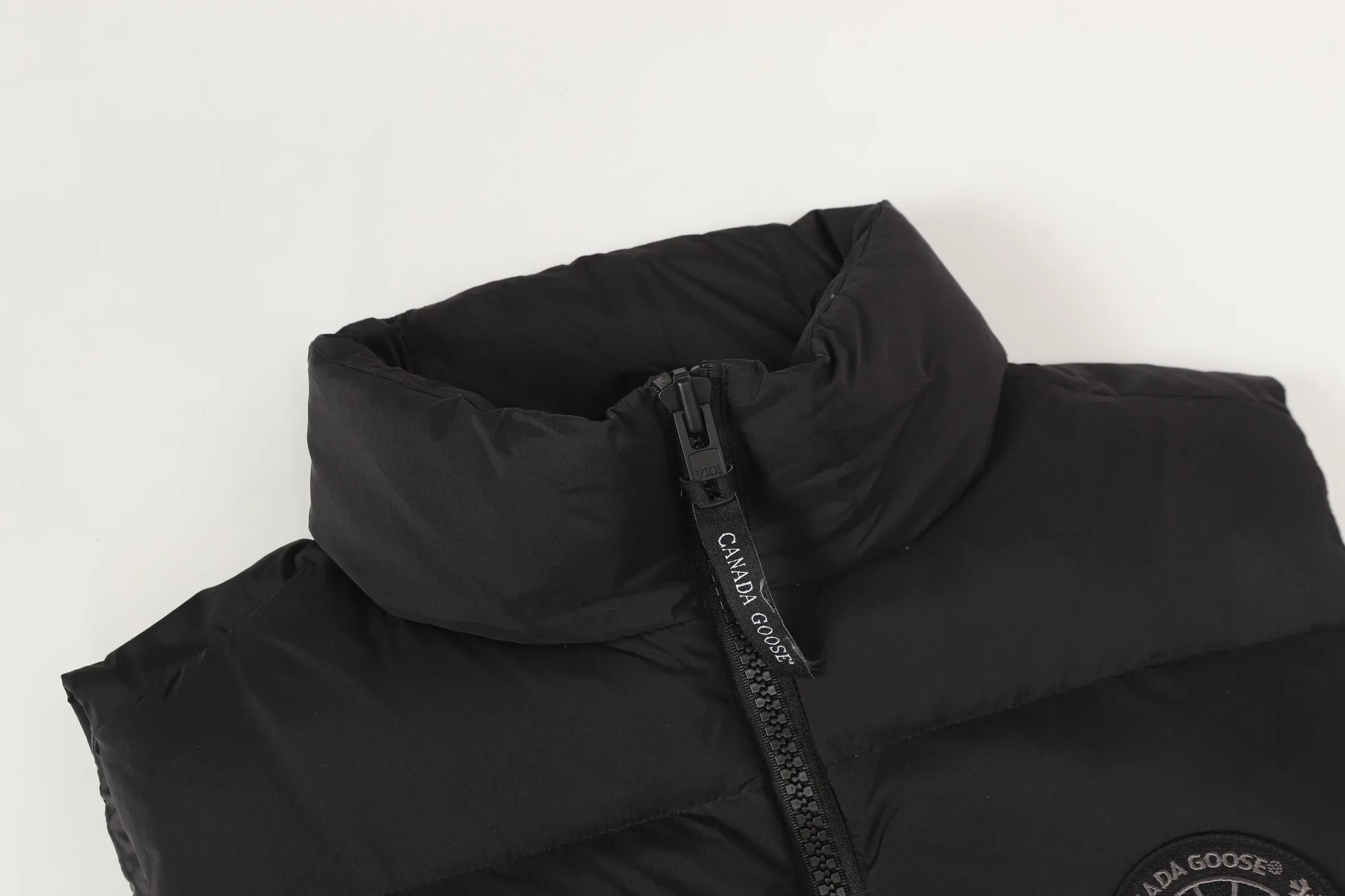 P560 Canada gooes Lawrence down vest (high version) The Lawrence down vest features a durable shell and quilted body, making it a must-have item for all seasons. The fabric has a durable soft touch. Longer hem at back for added protection. Reflective double-stripe grip tape at back. The Lawrence features an engineered down-filled collar to block strong winds, a two-way front zip and a longer rear hem.  Color: black with red label, black with black label, desert color, ocean blue Size: XS-2XL